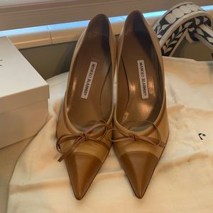 US 7.5B Euro 38 Feodora Fodera Rose Manolo Blahnik pumps